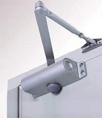 Vì Sao Cửa Chống Cháy Bắt Buộc Phải Dùng Tay Co Thủy Lực?